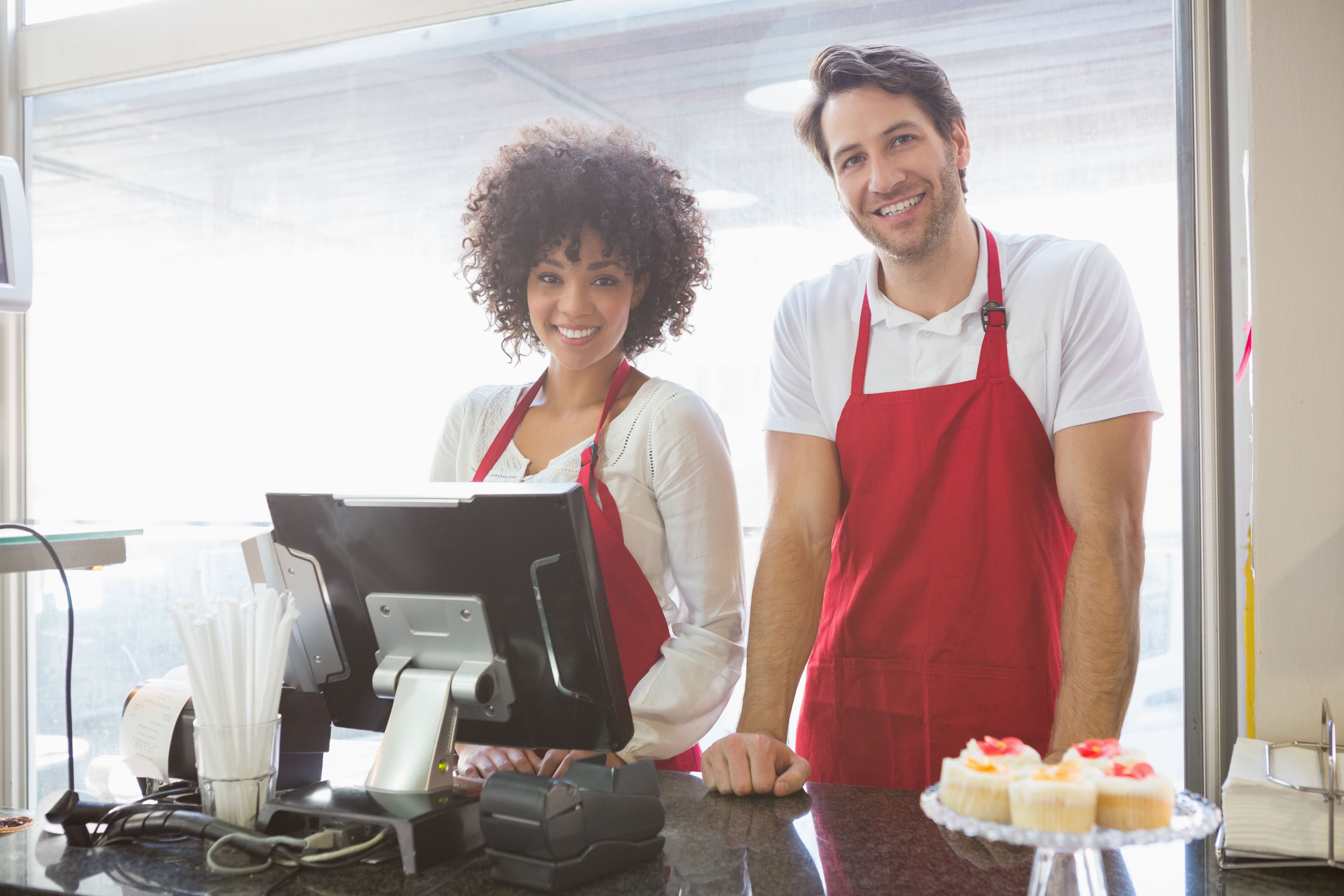 https://fluxo-de-caixa (1)br.freepik.com/fotos-premium/colegas-de-trabalho-sorridentes-posando-juntos-atras-do-balcao_1854206.htm#query=restaurante&position=6&from_view=keyword